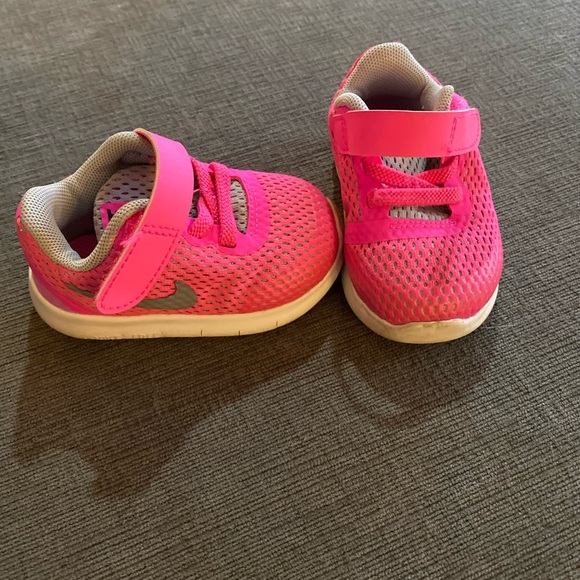 Pink Nike’s - Picture 3 of 3